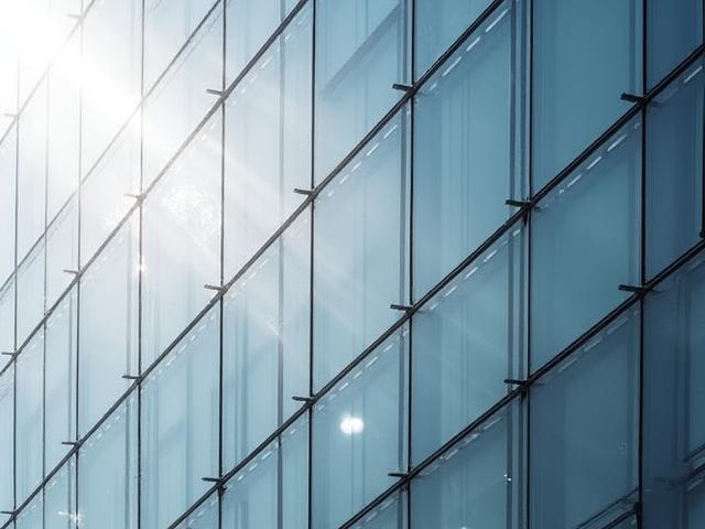 Dettaglio architettonico di un edificio moderno con riflessi di luce